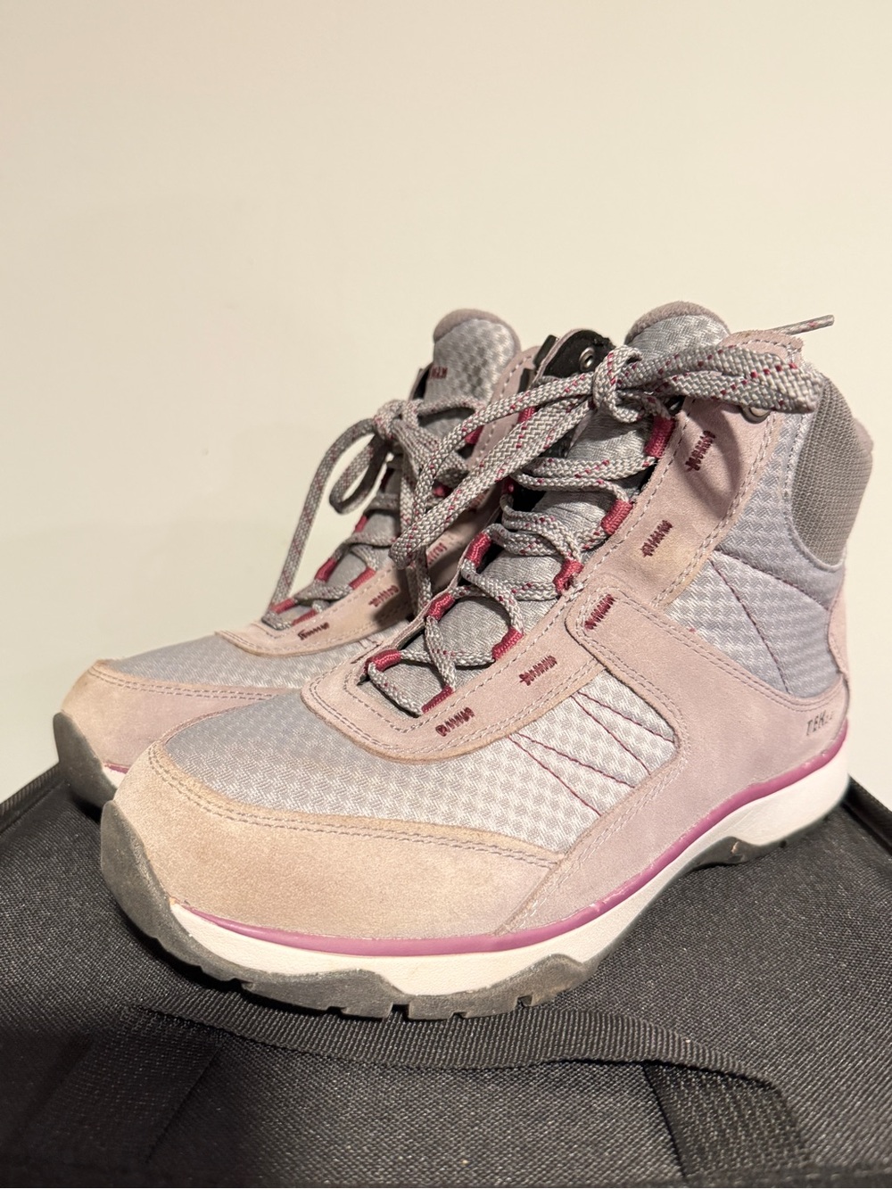 Pre-owned Women's Gray Suede Mesh Lace-Up Snow Sneaker 5 Boot, Size 7.5
